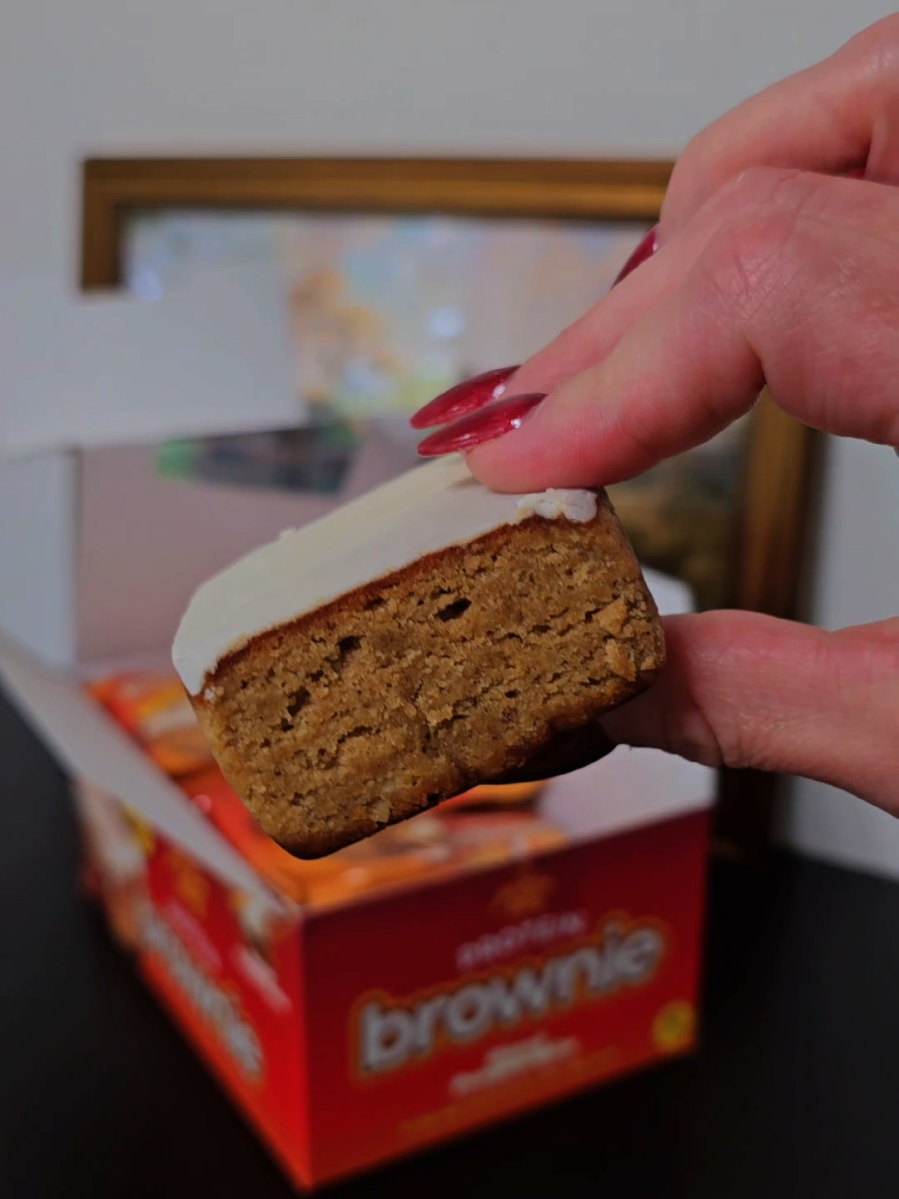 These have absolutely no right tasting that freaking good😍 I'm not usually a pumpkin spice girly but these brownies warmed up...oh my word😍 So good!! Comes with 12 brownies in a box! 