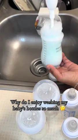 I love this baby bottle cleaner makes closing shift easier.#fyp #babybottles #newmomtips 