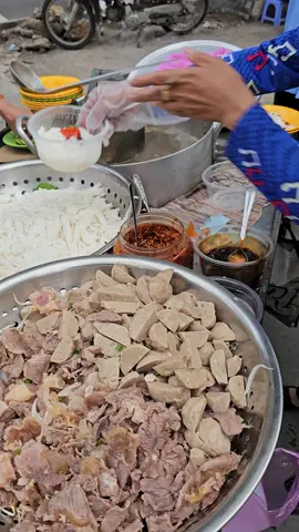 Làm không kịp phở bò đường phố Sài Gòn 30k tô.