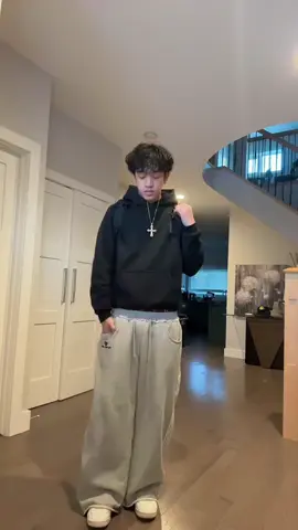 I’m obsessed and in love with these super baggy Sweatpants. 