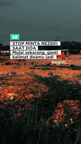 STOP MINTA REZEKI SAAT DOA Mulai sekarang, ganti kalimat doamu jadi begini… Ada masa aku nangis di sajadah. Ngomong ke Allah tanpa arah: “Ya Allah, kirimkan rezeki… Ya Allah, lunasin semua ini…” Setiap hari doanya sama. Setiap malam harapannya itu-itu juga. Tapi satu hal yang aku gak sadar: Yang aku minta itu hasil. Bukan proses. Aku minta rezeki, tapi aku gak pernah minta ditunjukin jalan rezeki. Aku minta lunas, tapi gak pernah minta dituntun langkah biar pelan-pelan lunasnya Allah ridhoi. Allah Maha Baik. Tapi kadang kita yang salah arah. Kita terlalu sibuk nunggu ‘jatuh dari langit’, padahal Allah udah kirim clue-nya… Tinggal kita mau nyambut atau enggak. Dulu aku mikir, doa itu harus spesifik. Tapi ternyata… doa yang lebih spesifik dari sekadar “kirim uang” adalah: “Ya Allah, aku bersiap… tuntun aku hari ini, langkah apa yang bisa aku ambil, yang Engkau ridhoi, yang bisa jadi jalan lunas dan tenang, meski pelan-pelan.” ✨ Doa itu bukan cuma tentang minta. Tapi juga tentang membuka hati biar peka waktu Allah nunjukin jalan. Dan aku belajar doa itu sambil jalan. Lewat lembar-lembar harian… yang bantu aku jujur ke diri sendiri. Yang ngajak aku berhenti ngemis hasil instan. Yang ngajarin aku mulai melangkah. Walau pelan. Walau belum kelihatan hasilnya. 📖 Lewat lembar ini, aku nemu keberanian buat mulai jualan digital kecil-kecilan. Tanpa tampil. Tanpa drama. Tapi ada hasil. Kalau kamu juga mau mulai nyari cuan, tapi dengan cara yang tenang dan gak ngilangin arah, klik link di bio atau DM dan temuin panduan yang bantu aku mulai langkah cuan pertamaku: