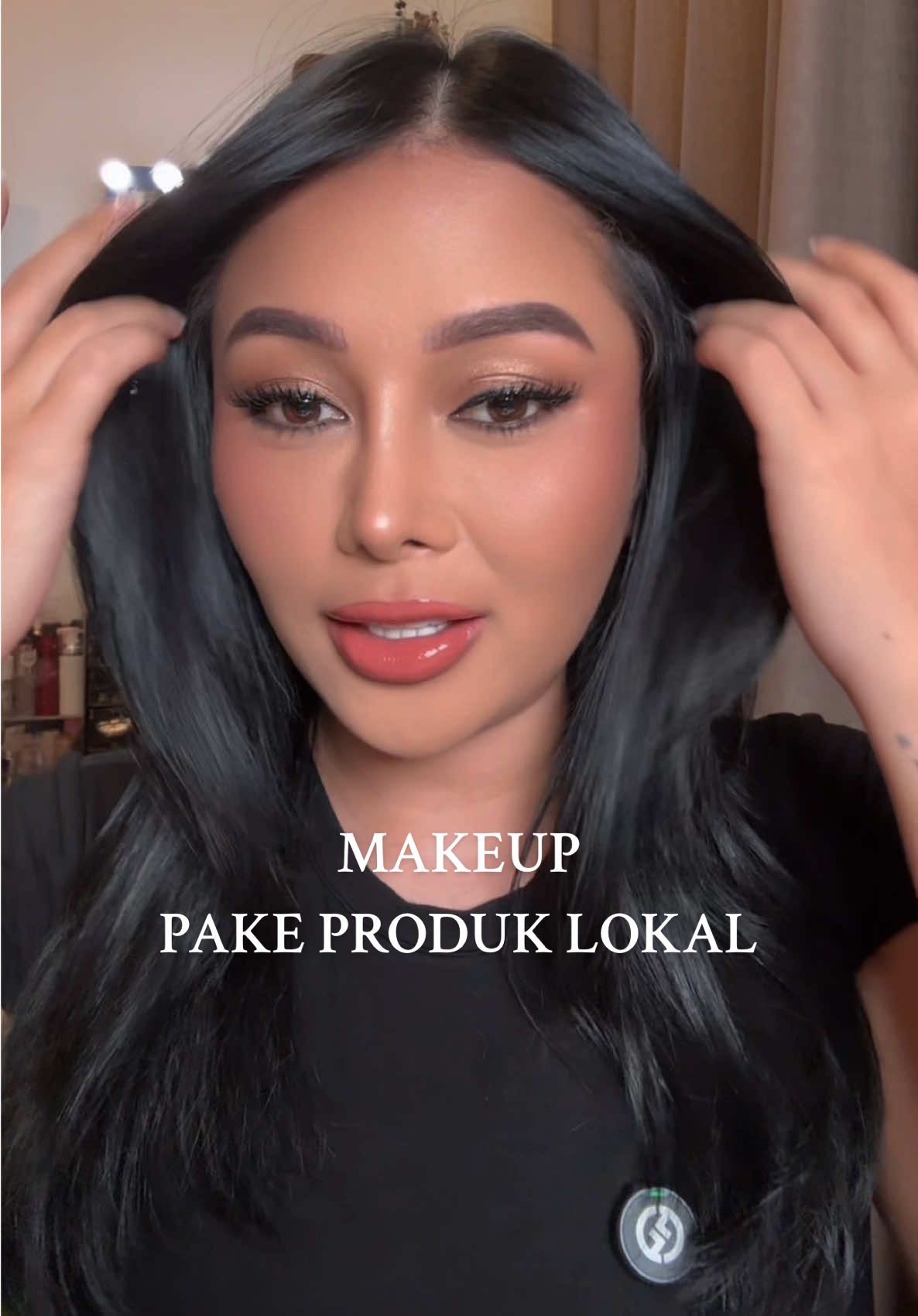 Makeup yang di rekomendasikan oleh tiktok lagi, kali ini semua produknya dari lokal.  Primer dari @studiotropik  Foundation @Kiva Cosmetics  Concealer, Lip Gloss GWS & Bronzer @MOP Beauty by Tasya Farasya  Liquid Blush @SASC OFFICIAL  Contour Stick @Guèle Cosmetics  Powder,Lip Liner & Eyeshadow @blpbeauty   Eyeliner @Goute  Powder Blush @Rosé All Day Cosmetics  Lipstick & Highlighters @Somethinc Official  Set Spray @Raine Beauty  #makeup #beauty #tiktokid 