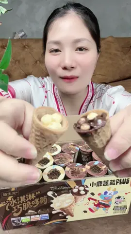 Giòn tan – ngọt ngào – mát lạnh, đó chính là kem socola hình nón wafer rang xay. Từng lớp kem mịn quyện cùng sốt socola浓厚, kết hợp ốc quế giòn rụm, mang đến trải nghiệm vị giác tuyệt vời. Với tỷ lệ socola ≥42%, sản phẩm đậm vị hơn hẳn kem thông thường. Dung tích 255g vừa đủ để bạn cùng bạn bè, gia đình thưởng thức mọi lúc. Kem socola ốc quế không chỉ ngon mà còn là món tráng miệng giải nhiệt tuyệt hảo trong những ngày oi bức. #banhocquesocola #socolaocque #banhocquenhankem #ocquesocola #xuhuong 