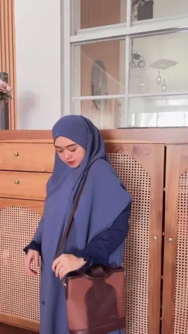 Warna ocean gak kalah populer juga di mix sama yoona abaya navy cakep puol kan cocok banget dominasi warnanya❤️❤️❤️