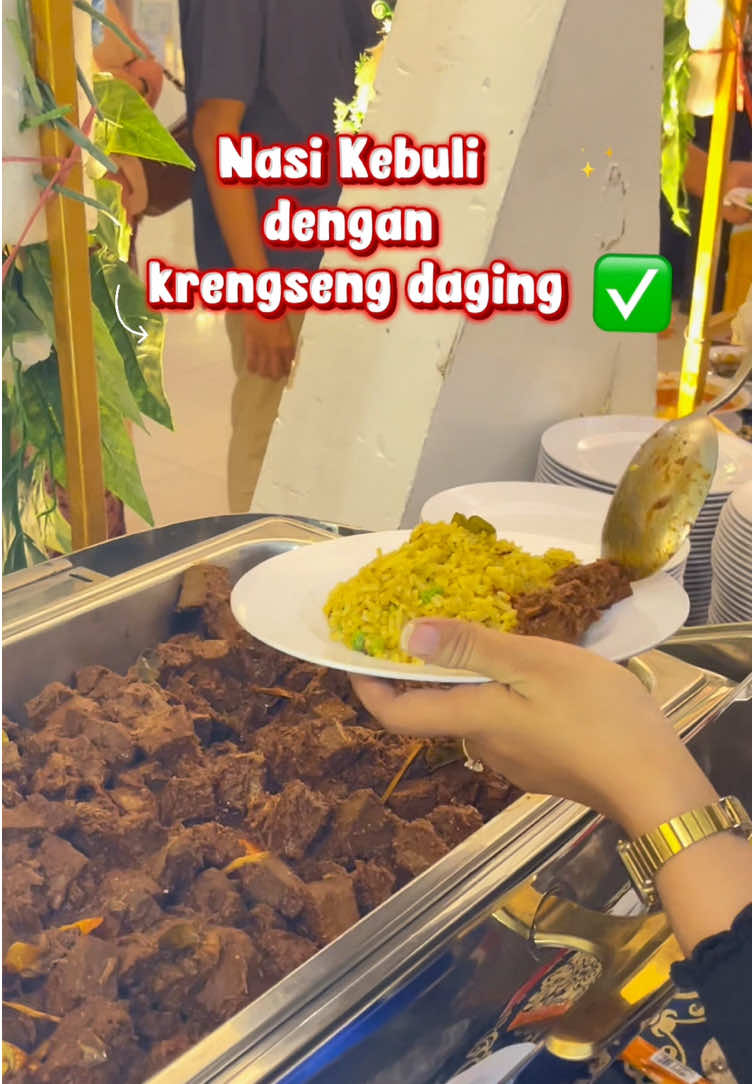 Must try sih menu nasi kebuli dan daging krengseng iniii karna menu ini jarang ada di wedding padahal ini salah satu menu yg enak dan lezat bau rempah wangi bangettt! 🥹🫶🏻  Info selengkapnya kalian bisa hubungi call center kami dibawah ini : ☎️ 085–852-221-811 (WA)  Don’t forget to follow :  Tiktok : @aisyacatering  Instagram  Wedding : @cateringaisyasby Nasi kotak : @nasikotak_aisyasurabaya Kue & Snack box : rumahkue_aisyasurabaya Website : www.kateringaisya.com Agar selalu update produk Aisya terbaru, info pameran & testfood, promo menarik, konten seputar produk, dan kegiatan seru lainnya☺️  #cateringsurabaya #cateringprasmanansurabaya #nasikebulisurabaya #nasikebuli #cateringsurabayamurahdanenak               