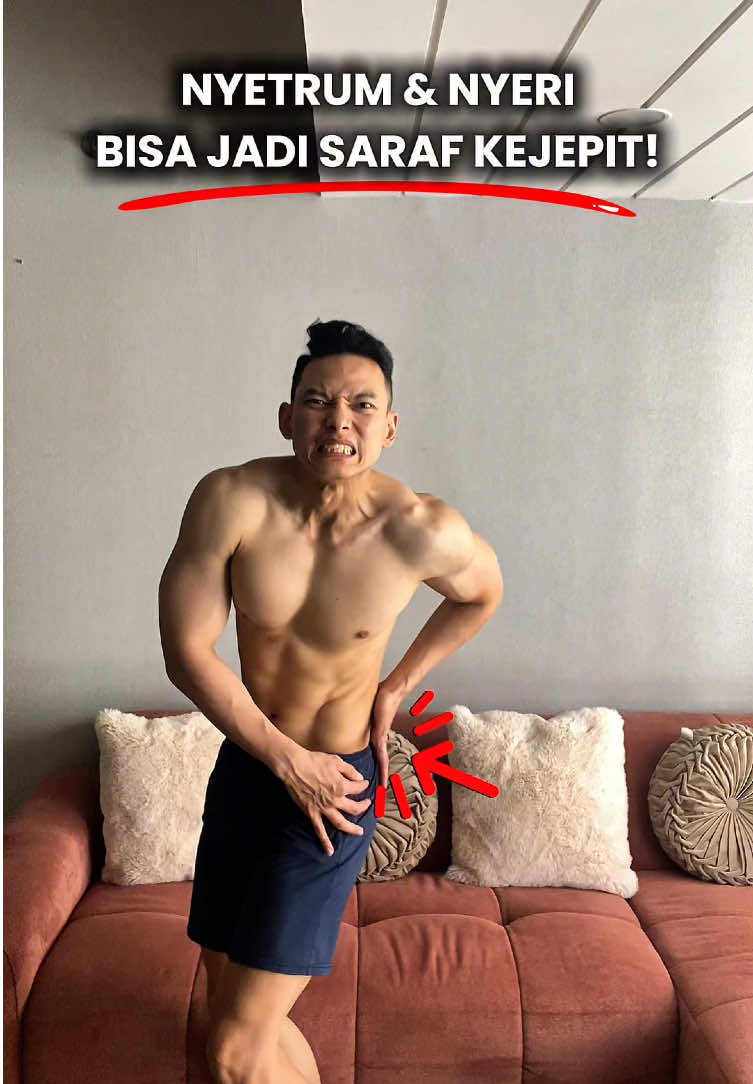 ⚠️Pinggang sering nyetrum & nyeri⁉️ Bisa jadi tanda saraf kejepit⚡ 👉🏽 Ini contoh 3 stretching untuk ngurangin tekanan pada SI joint (Sacroiliac), Lowerback & Hip ✨Manfaatnya : 1️⃣ Mengurangi tekanan pada saraf Gerakan peregangan bantu ngebuka ruang di sekitar tulang belakang & pinggul sehingga tekanan pada saraf sciatic bisa berkurang 2️⃣ Melancarkan aliran darah & nutrisi Stretching bikin otot lebih rileks, sirkulasi darah ke jaringan saraf jadi lebih baik → membantu proses pemulihan 3️⃣ Mengurangi nyeri & kaku otot Banyak kasus sciatica disertai otot tegang di area pinggang, bokong, dan paha. Peregangan teratur bisa ngelemesin otot sehingga rasa sakit berkurang 4️⃣ Meningkatkan mobilitas & fungsi tubuh Dengan rutin stretching, gerakan sehari-hari (duduk, jalan, membungkuk) jadi lebih ringan & tidak terlalu membebani saraf ‼️Tentunya kalo udah rutin stretching tapi ga ada perubahan, baiknya segera diperiksakan ke dokter Follow untuk tips fitness & workout lainnya #Fitness #gym #stretching #painrelief #sciatica