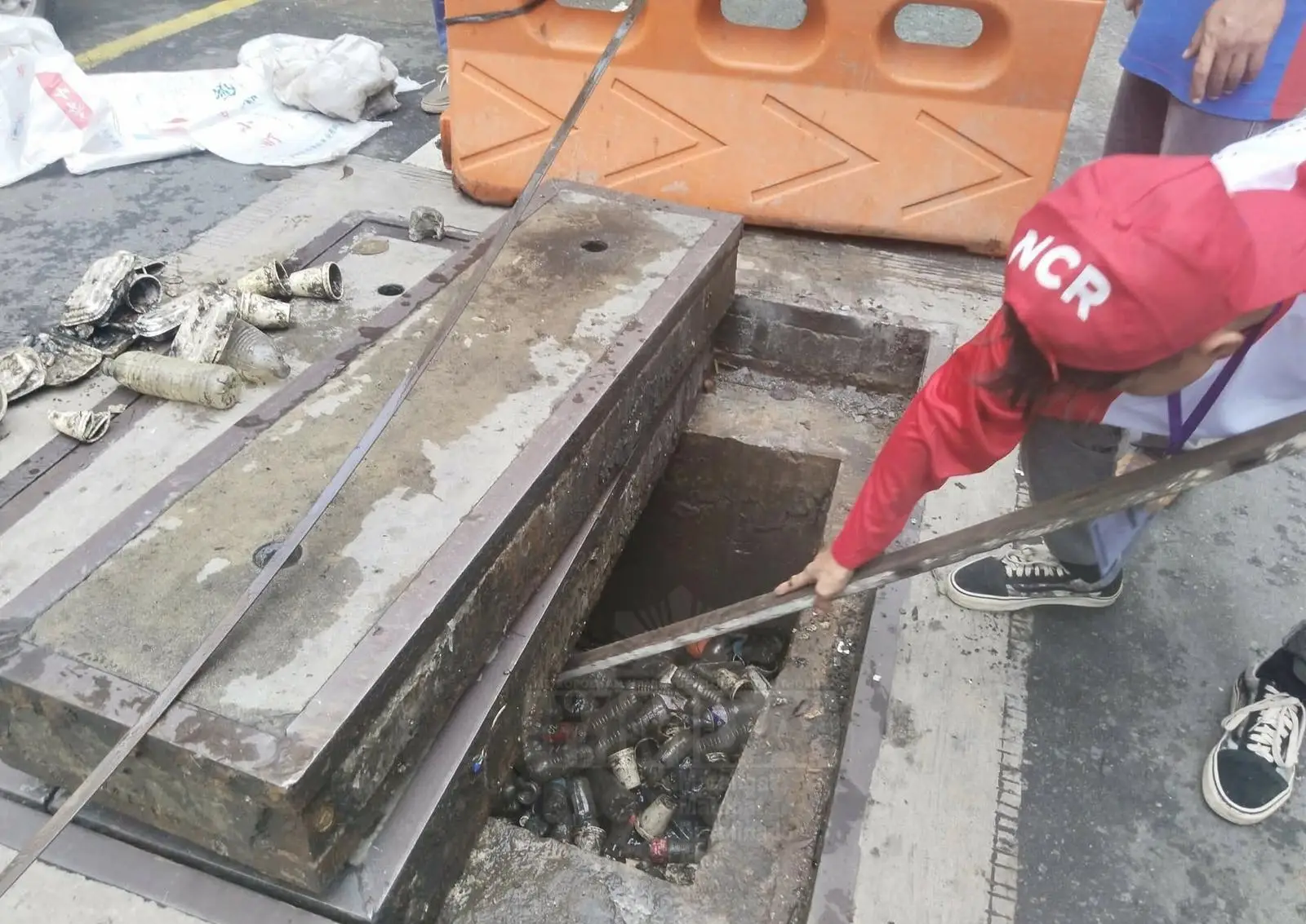 Todo-kayod ang MMDA kasama ang TUPAD beneficiaries sa declogging operations ng drainage sa mga pangunahing lansangan ng Metro Manila para alisin ang basura, putik, at iba pang debris dito. Regular man ang ginagawang operations, kung patuloy ang siklo ng tapon-linis, hindi matatapos ang problema sa pagbaha.  Maging responsable at disiplinado po tayo sa pagtatapon ng basura na sanhi ng pagbara ng daluyang tubig at bakit mabilis na binabaha ang lansangan.  #mmda #mmdaatyourservice 