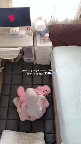 kalo nonton lebih suka goleran di kasur lantai gini deh, apalagi kalo ada temen nginep satset bgt tinggal digelar aja! yuk samaan 💗💗 #tofukasurgulung #turubed #kasurlantai #rekomendasikasur 