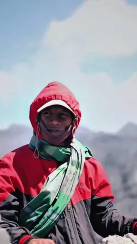 Yadnya Kasada adalah upacara adat tahunan Suku Tengger di Gunung Bromo, yang bertujuan untuk menghormati Dewa Hyang Widhi (Tuhan Yang Maha Esa) dan leluhur melalui persembahan sesaji berupa hasil bumi dan ternak ke kawah Gunung Bromo. Ritual ini berakar pada legenda Roro Anteng dan Jaka Seger, di mana mereka harus mengorbankan seorang anak untuk mendapatkan keturunan, dan suara anak bungsu mereka, Kusuma, meminta sesaji ke kawah sebagai syarat kesejahteraan.  #tanahjawa #sukujawa #jawapremium #adatjawa #budayajawa #jawapride #jatim #yadnyakasada #tenggerbromo 