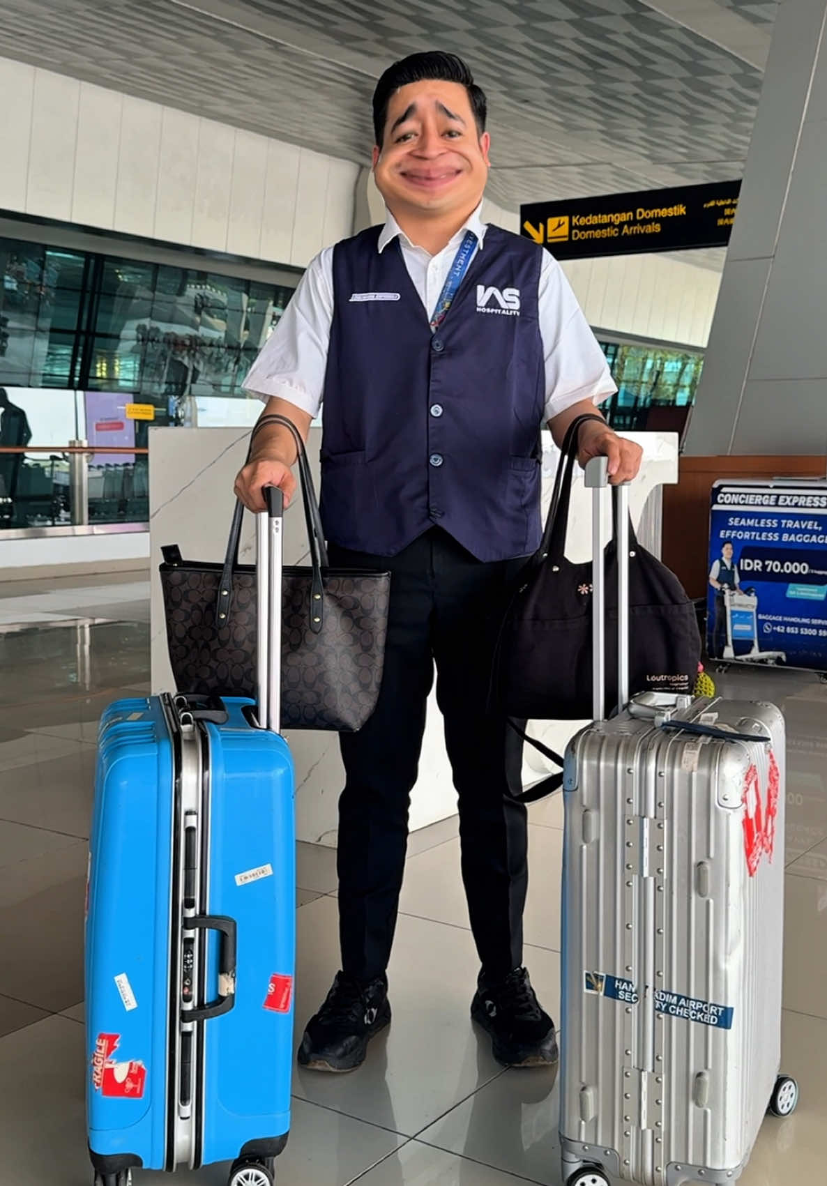 Pergi sendiri tapi barang bawaan rame banget kaya rombongan? 🤯  Tenang, ada Concierge Express yang siap bantuin 💼✨ Petugasnya baik banget, kan?🤪 #InJourneyAviationServices #ElevateAviationJourney  #ConciergeExpress #DanantaraIndonesia #BUMNuntukIndonesia