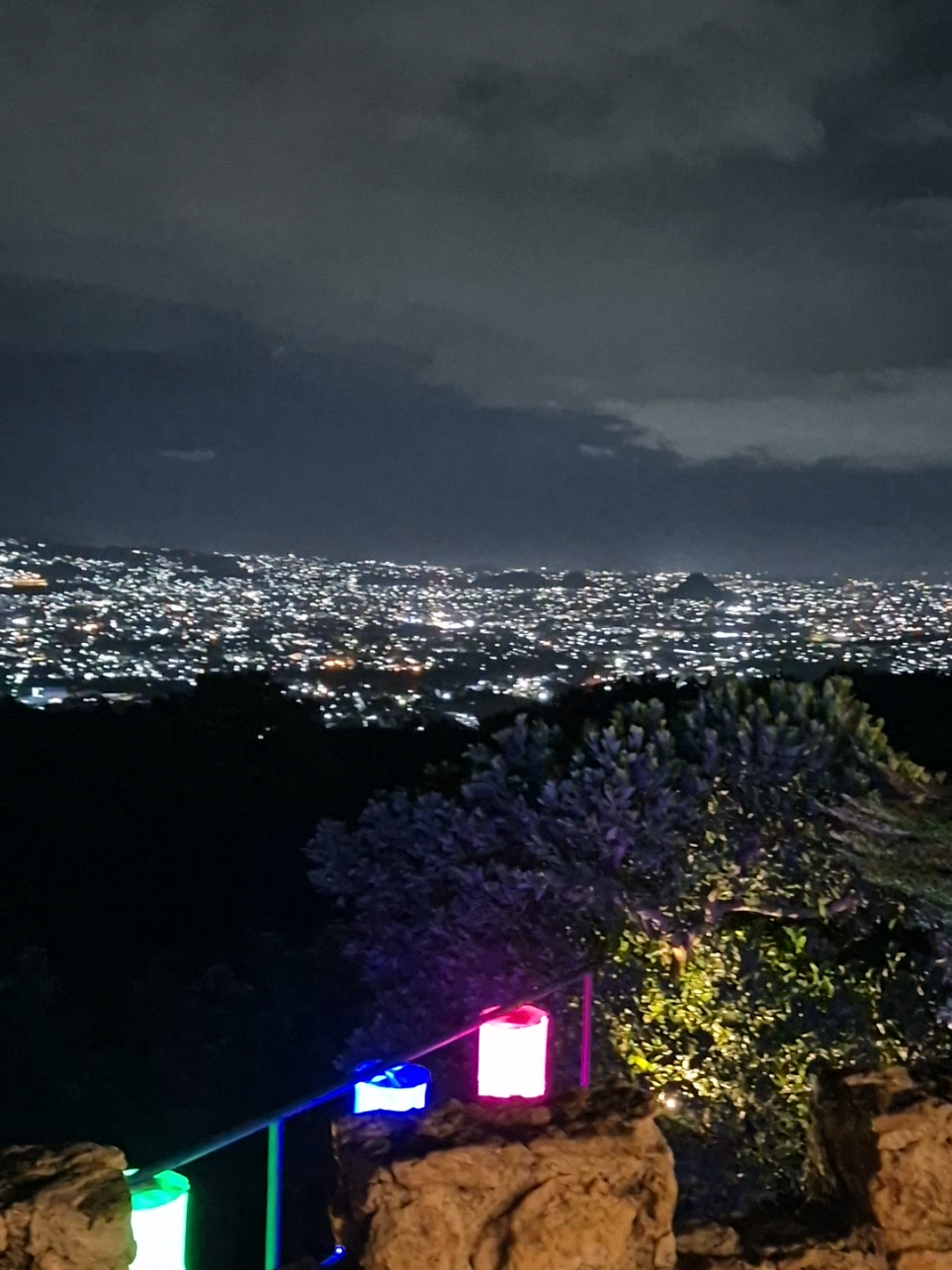 View Bukit Aslan di Malam Hari, bisa melihat lampu perkotaan Bandar Lampung dari ketinggian #bukitaslan #bukitaslanlampung #lampung