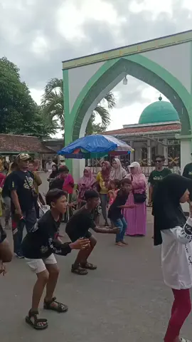 Tangan, rai , sikil sampek belang nek ngelatih arek sd😂 Tapi aku suka😂 perjuangan tidak sia