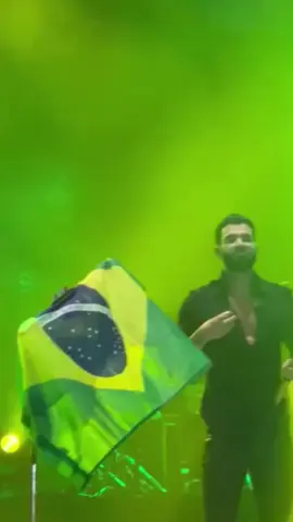 Durante um show em Miami, nos Estados Unidos, o cantor Gusttavo Lima declarou publicamente seu apoio à reeleição de Jair Bolsonaro.  Ao segurar uma bandeira do Brasil, a plateia começou a gritar 