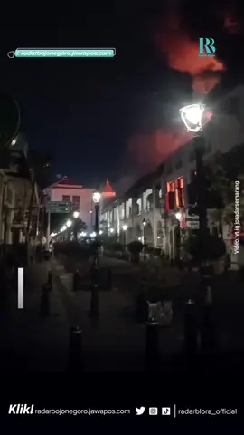 Sebuah bangunan cagar budaya di kawasan Kota Lama Semarang terbakar, Rabu (27/8/2025) sekitaran 03.00. Bangunan yang terbakar tersebut berada di lantai dua yang dipakai yang usaha resto dan rumah makan bernama Sego Bancakan. Sedangkan lantai dasar, atau dibawah resto Sego Bancakan, masih terlihat aman. Lantai dasar ini digunakan usaha Mixue dan District 22. Saat kejadian kebakaran, di dalam lantai dua terdapat empat orang karyawan, bernama Irsan, warga Tegal, Jajang warga Bogor Jawa Barat. Serta dua perempuan bernama Lestari dan Jannah warga Batang, sebagai juru masak resto tersebut. Irsan, mengatakan tidak mengetahui awal munculnya api. Menurutnya, saat itu sedang tidur bersama tiga karyawan lainnya. Kemudian terbangun setelah mencium asap yang menyelimuti sekitaran kamar tidurnya dilantai dua. 