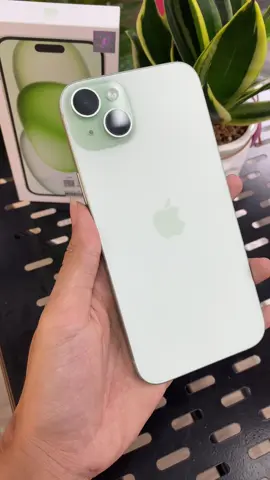 1 cây duy nhất.  Iphone 15 Plus 128gb bản VNA. Zin all máy 1 đời chủ pin 8x. Còn full box cap sạc, tặng kèm ốp cường lực.  G.i.á 15trxxx.  #xuhuong #apple #iphone15plus #xuhuongtiktok #trending 