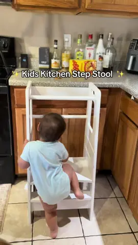 Kids kitchen step stool that makes life in the kitchen so much easier for us parents! This is a major parent hack #stepstool #playkitchen #kidsfurniture #counterstools #kitchenstools