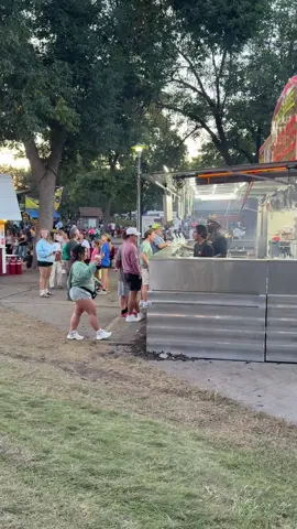 bestie overheard the worker saying he wanted a root beer float so she brought him one 🥹🩷 @Arianna Daugherty #minnesotastatefair #mnstatefair #minnesota #mn #mnonastick @Minnesota State Fair 