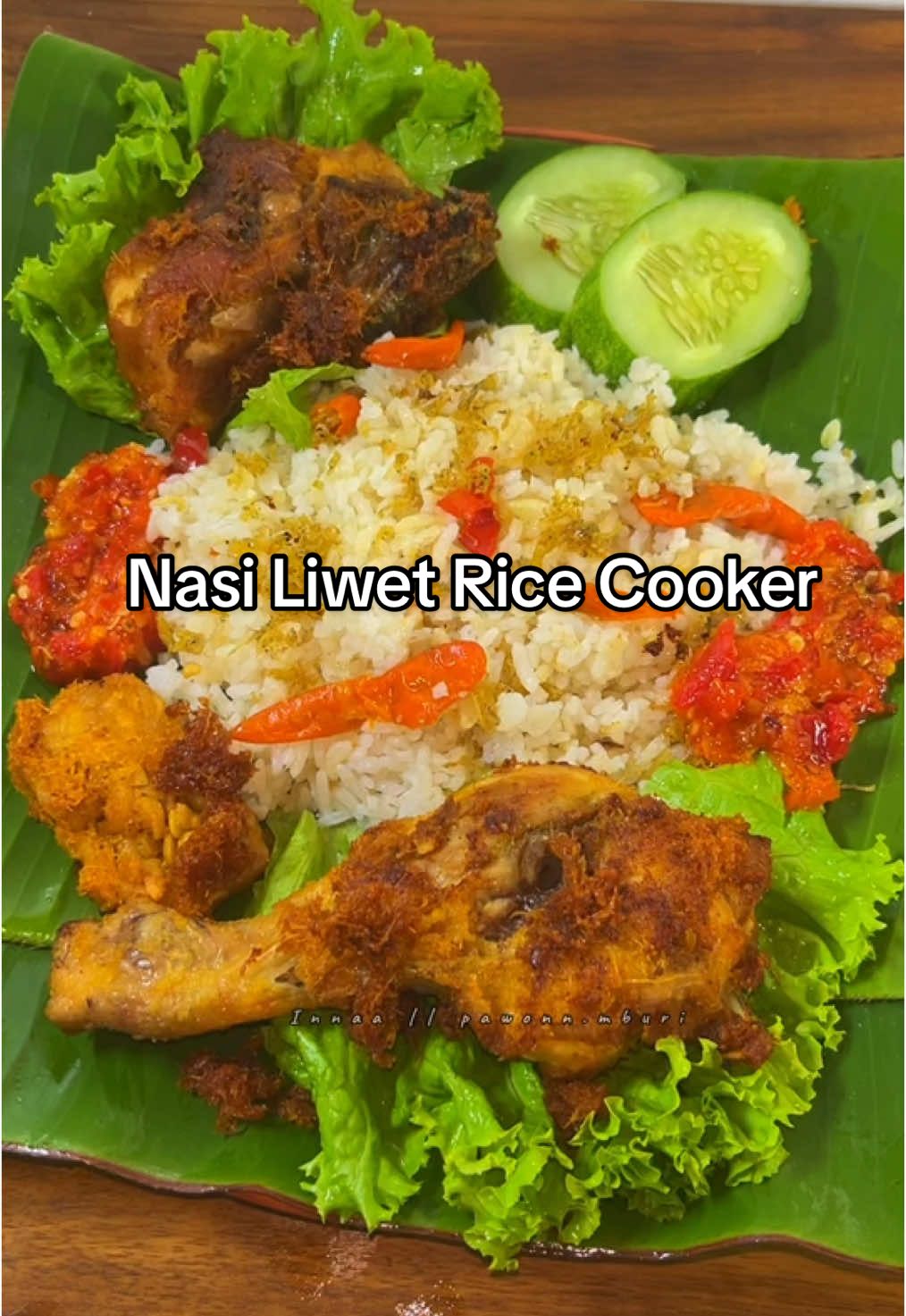 Nasi Liwet Rice Cooker. ✨ Save dulu buat liwetan bareng keluarga. Bahan: - 7 bawang merah - 5 bawang putih - 5 cabe keriting - 7 cabe rawit utuh - teri nasi - daun jeruk - daun salam - serai - garam - kaldu bubuk Yang salfok sama rice cooker aku, ini aku pakai Rice Cooker Cosmos Harmond Marlan Series CRJ-6500 yaa, sudah berkapasitas 2 L, memiliki Harmond Technologi yang bikin  panci lebih kuat, sehat  & bebas ngelupas. Trus ada 2 varian design yaitu Matahari & Rembulan. 