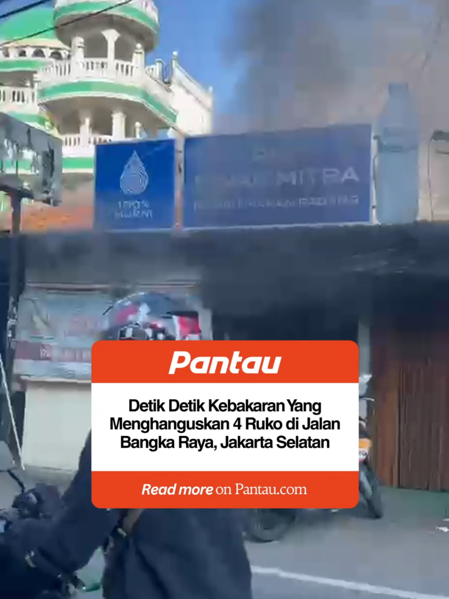 Detik deik terjadinya kebakaran tepatnya di sebelah Masjid Al-Aqwam Jalan Raya Bangka, Jakarta Selatan Pada abu (27/8/2025) pagi. Tujuh buah mobil damkar dikerahkan untuk memadamkan api. Kini api telah berhasil dipadamkan dan petugas menyisir lokasi untuk mengetahui penyebab dari kebakaran tersebut.  #kebakaran #damkar #peristiwa #jaksel #pantau