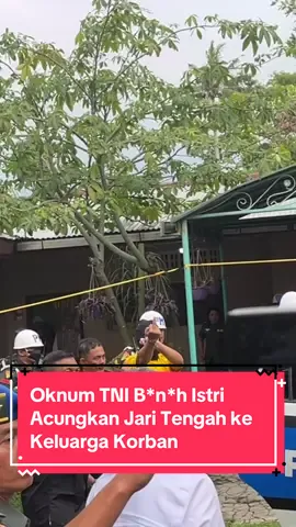 Oknum TNI Kodam I/BB Serma TDA yang memb*n*h istrinya mengacungkan jari tengah ke arah keluarga korban setelah selesai rekonstruksi #kodam1bukitbarisan💪 #tni #sunggal #deliserdang 