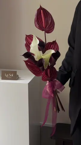 Team thích môn đỏ sọc và calla tím than dơ tay #lasol  #hoacuoi2025  #weddingbouquet  #hoacuoicodau  #callalily 