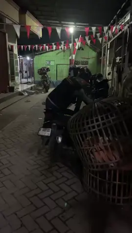 Motor nya ketinggalan.