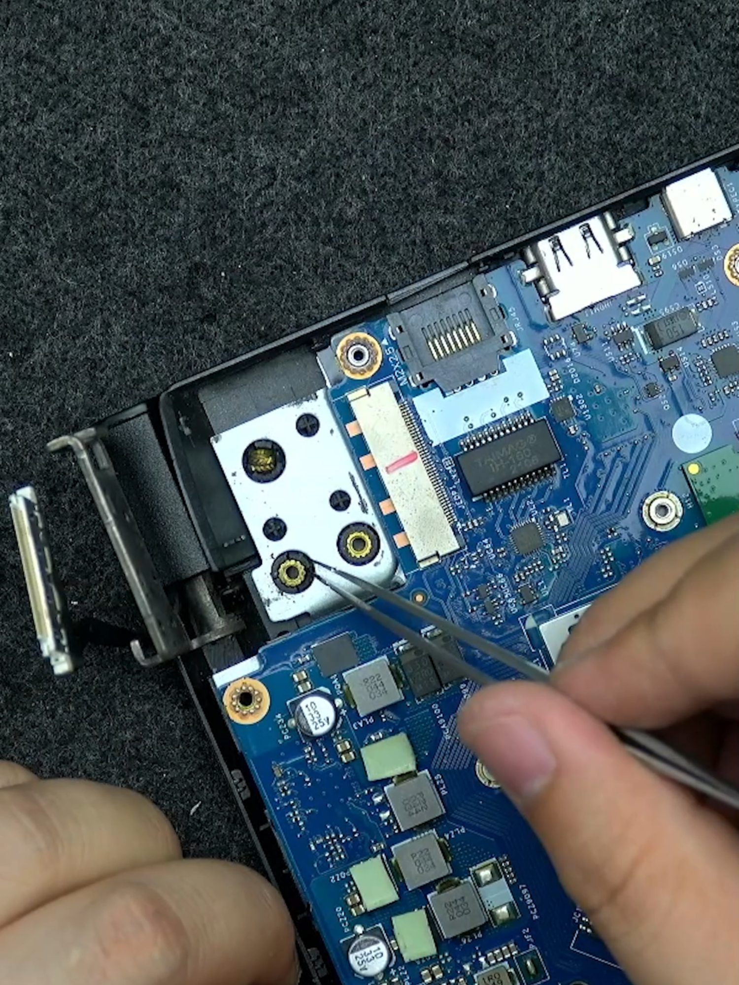 Anh em cứ làm theo tôi là tự sửa được bản lề :D #huydonat #laptopgaming #laptopcu #laptopcugiare #hocsualaptop #hocsualaptoptphcm #sualaptop #sualaptopgaming