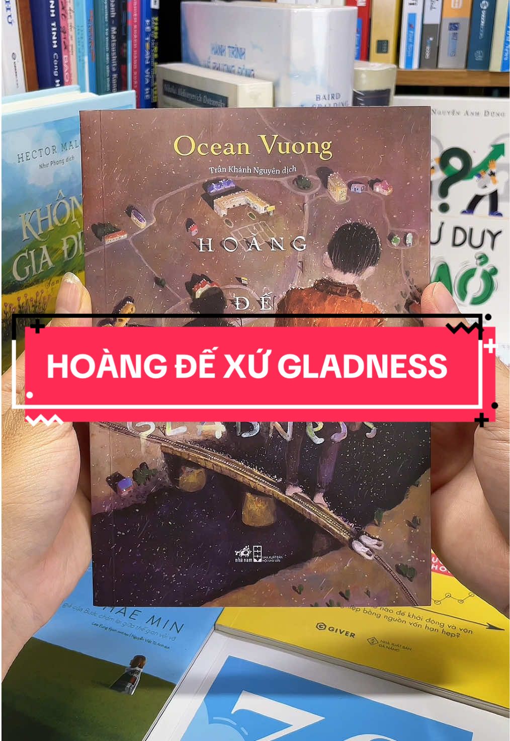 Hoàng Đế Xứ Gladness – Khúc ca về ký ức, tình yêu và ánh sáng trong bóng tối. Có những cuốn sách không chỉ để đọc, mà để lắng nghe – như một bản nhạc vang lên từ ký ức và trái tim.  “Hoàng Đế Xứ Gladness” của Ocean Vuong chính là một tác phẩm như thế: một bản trường ca bằng ngôn từ, nơi thơ ca quyện cùng hiện thực, nơi bóng tối làm nền để ánh sáng của hy vọng tỏa rạng. Đây không chỉ là câu chuyện về một chàng trai nhập cư, mà còn là hành trình kiếm tìm bản sắc, tình yêu và niềm tin vào sự tồn tại. Ocean Vuong – với giọng văn tinh tế và nhạc tính – đã biến từng trang sách thành khúc nhạc ngân nga, nơi những vết thương hóa thành ánh sáng dẫn lối. Nếu bạn khao khát một tác phẩm vừa chạm đến chiều sâu văn chương, vừa đánh thức suy tư về chính mình, thì “Hoàng Đế Xứ Gladness” chính là cuốn sách dành cho bạn.#tiemsachbinhyen #sach #sachhay #BookTok #hoangdexugladness 