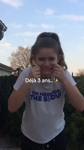 Ma petite sœur, Aujourd’hui, cela fait 3 ans que tu es partie, 3 ans que cet accident de voiture a bouleversé nos vies et arraché une partie de mon cœur. Tu n’avais que 15 ans… et depuis ce jour, rien n’est plus pareil. Le temps passe, les saisons défilent, mais ta présence me manque chaque seconde. Depuis ton départ, ma vie a avancé, malgré moi. Je me suis marié, j’ai eu un enfant… des moments de bonheur immenses, mais qui portent toujours une ombre : la tienne. Car chaque joie est teintée de ce vide, de ce manque. Tu aurais dû être là, partager tout ça avec moi. Tu aurais dû voir ton neveu grandir, rire avec lui, devenir cette tante incroyable que je sais que tu aurais été. Et ça, je ne pourrai jamais l’accepter pleinement. Ton absence me bouffe chaque jour. Ton sourire, ta voix, tes blagues, ta tendresse, tout me manque. Parfois je ferme les yeux et j’essaie de t’entendre, de t’imaginer, mais la douleur me rattrape vite : tu n’es plus là. Et pourtant, je continue de te parler, de penser à toi, parce que tu fais partie de moi, pour toujours. Je promets que ton souvenir ne s’éteindra jamais. Je parlerai de toi à mon fils, pour qu’il sache qui était sa tata, à quel point tu étais lumineuse, drôle, et pleine de vie. Il ne t’aura jamais connue, mais il saura t’aimer à travers moi, à travers nos souvenirs. Aujourd’hui tu aurais dû avoir la vie devant toi, et moi je suis là, à compter les années sans toi. C’est injuste, c’est insupportable, mais c’est la réalité que je dois affronter. Sache que peu importe le temps qui passe, mon amour pour toi ne faiblira jamais. Depuis que tu es partie, il y a trois ans, je ne suis plus vraiment moi. Il me manque une part de moi-même, celle qui riait plus fort, qui vivait plus intensément, parce que tu étais là. Depuis ton absence, ma joie de vivre n’est plus la même… Elle s’est brisée avec toi. Chaque jour, tu me manques terriblement. Il n’y a pas un instant où je n’aimerais pas pouvoir te parler, entendre ton rire, partager nos secrets. La douleur est toujours là, mais elle vit désormais à côté de moi, comme une ombre silencieuse. Mon fils grandit, et même s’il n’a pas eu la chance de te connaître, il saura qui tu étais. À travers mes mots, mes souvenirs, mes histoires, il apprendra à te découvrir. Je veux qu’il sache combien tu étais unique, lumineuse, et combien tu as compté. Tu n’es plus là physiquement, mais tu restes partout dans mon cœur. Tu es dans mes pensées, dans mes larmes, mais aussi dans mes sourires quand je parle de toi. Je t’aime, je t’aimerai toujours, et jamais ton souvenir ne s’effacera.