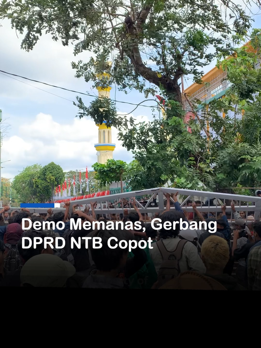 Demo Aliansi Mahasiswa dan Rakyat NTB di Kantor DPRD NTB memanas dan terjadi kericuhan pada Rabu siang, 27 Agustus 2025. Ribuan massa memaksa masuk ke halaman Kantor DPRD NTB hingga mengakibatkan perusakan gerbang DPRD NTB.