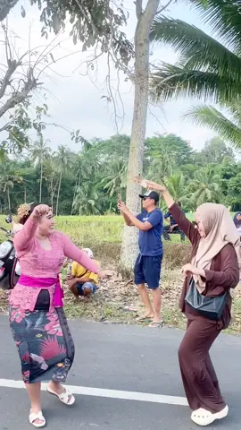 agustus full nyawerrrr 🤣 tahun depan gantian aku sawer en ya gaes 🤣 #fyp #foryou #tiktokindo #karnaval #sawer 