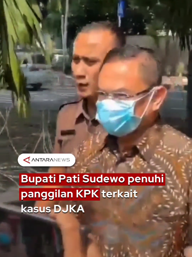Bupati Pati Sudewo memenuhi panggilan KPK untuk diperiksa sebagai saksi dalam kasus dugaan korupsi proyek jalur kereta api di lingkungan Kementerian Perhubungan. Sudewo tiba di Gedung Merah Putih KPK, Jakarta, Rabu (27/8/2025) sekitar pukul 09.43 WIB. Ia menyatakan bahwa kedatangannya merupakan bentuk kepatuhan terhadap hukum. Pemanggilan ini terkait kasus dugaan suap proyek pembangunan jalur kereta api ganda Solo Balapan–Kadipiro–Kalioso, yang sebelumnya juga menyeret nama Sudewo dalam sidang tipikor terhadap dua pejabat DJKA. #BupatiPati #Sudewo #KPK #korupsi #jalurkeretaapi 