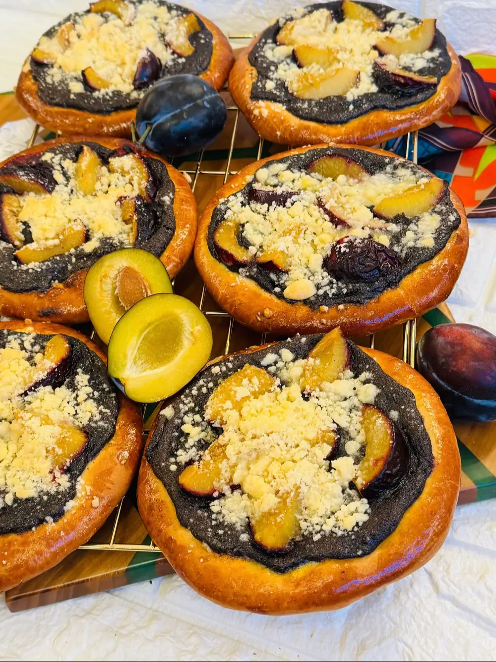 Rețetă nouă, Prăjituri Moraviene cu mac și prune, aluat fraged, umplutură generoasă de mac și crustă crocantă, sunt fragede și delicioase.  Dacă vrei rețeta detaliată intră pe site sau lasă un comentariu cu rețeta și ți-o voi trimite în privat.  ❤️Ingrediente pentru aluat:  * 330 g făină albă tip 000 * Un praf de sare * 70 g zahăr tos * 150-170 ml lapte cu 3,5% grăsime * 60 g unt cu 80% grăsime la temperatura camerei  * 7 g drojdie uscată  * 1 ou întreg ❤️Ingrediente pentru umplutura de mac: * 150 g seminte de mac macinate * 80 g zahăr tos * 100 ml lapte fierbinte * 1-2 linguri de biscuiți măcinați  * Coaja răzuită de la o lămâie netratată(opțional) * 300 g prune fără sâmburi  ❤️Ingrediente pentru crumble: * 80 g făină albă tip 000 * 50 g unt cu 80% grăsime  * 40 g zahăr tos  https://chefnicolaietomescu.ro/reteta/prajituri-moraviene-cu-mac-si-prune/ #prajiturimoraviene #moravske #moravskekolace #prajituracumac #prajituricuprune         