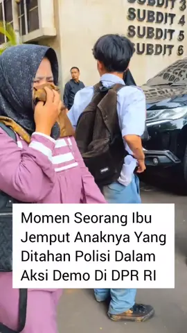 momen haru seorang ibu jemput anaknya yang ditahan polisi dalam aksi demo DPR RI #fyp  #fypviralシviral #fpyシ #fyp #fypppppppppppppppppppppp 
