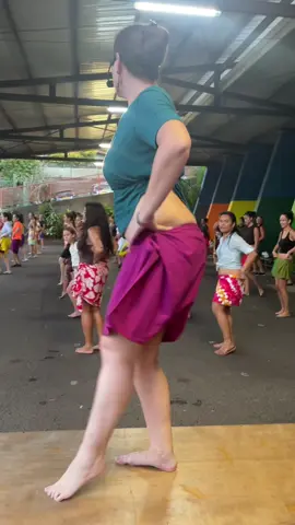 Prête à te dépasser avec le ‘Ori Tahiti Fitness ? Danse, transpire et vibre au rythme du ‘Ori Tahiti avec Moena Maiotui, élue meilleure danseuse du Heiva i Tahiti 2011 ! Un training complet entre tradition, cardio et expression : parfait pour te remettre en forme ! Cours mixte (femmes & hommes), tous niveaux 🗓️ Du lundi au vendredi | 🕔 17h15 à 18h15 📍 École primaire Teroma | 💸 500F la séance (paiement en espèces) Mercredi spécial débutantes : revois les bases à ton rythme pour progresser en confiance ! Fa’arapu, posture, coordination, endurance et expression… tout y est pour maîtriser le ‘Ori Tahiti en mode fitness. Infos pratiques : 	•	Dès 10 ans | Pas d’accompagnateurs 	•	Inscription ici : tinyurl.com/moenaotf 	•	Apporte tes savates : le sol n’est pas lisse  #OriTahitiFitness #MoenaMaiotui #DanseTahitienne  #TahitiDance 