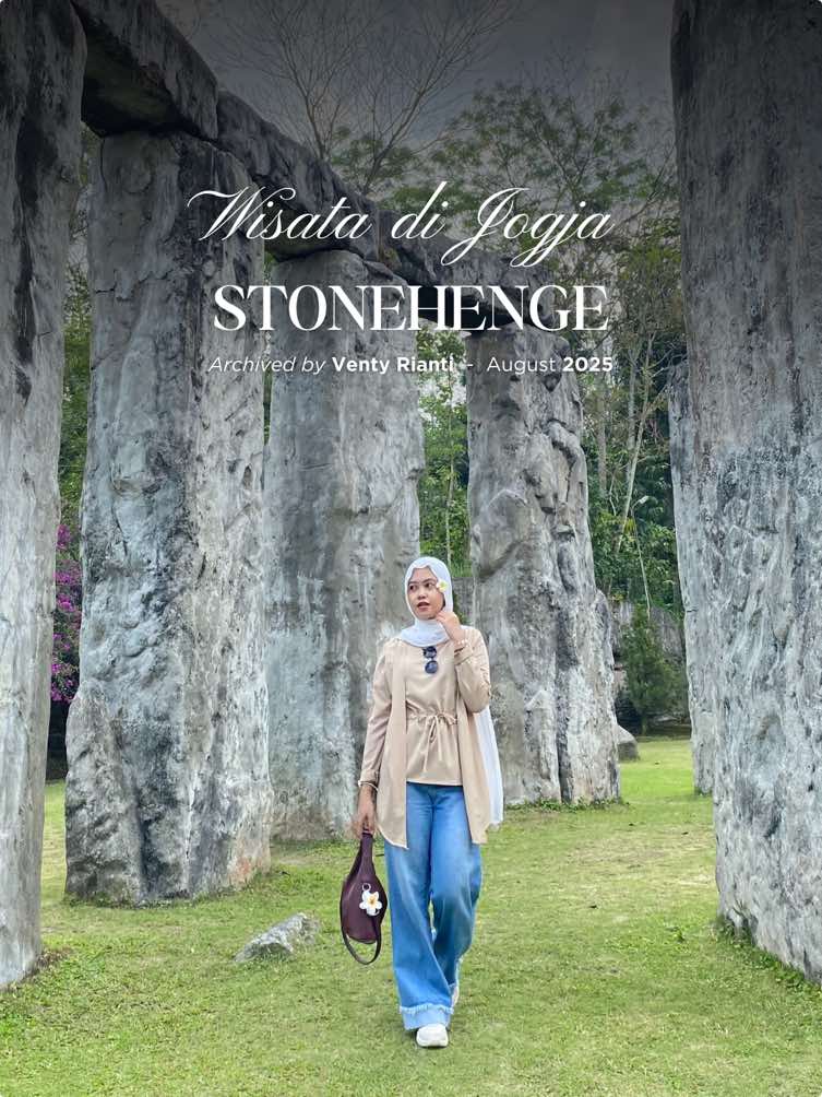 Jogja vibes luar negeri? Cek nih, Stonehenge Yogyakarta!🪨 Batu-batu ini bisa jadi pilihan buat spot foto aesthetic kamu. Apalagi bunga bougenville yang lagi mekar-mekarnya💐 Ini sih wajib masuk list liburan kalau kamu ke Jogja🥰 #stonehenge #stonehengejogja #wisatajogja #wisatayogyakarta 
