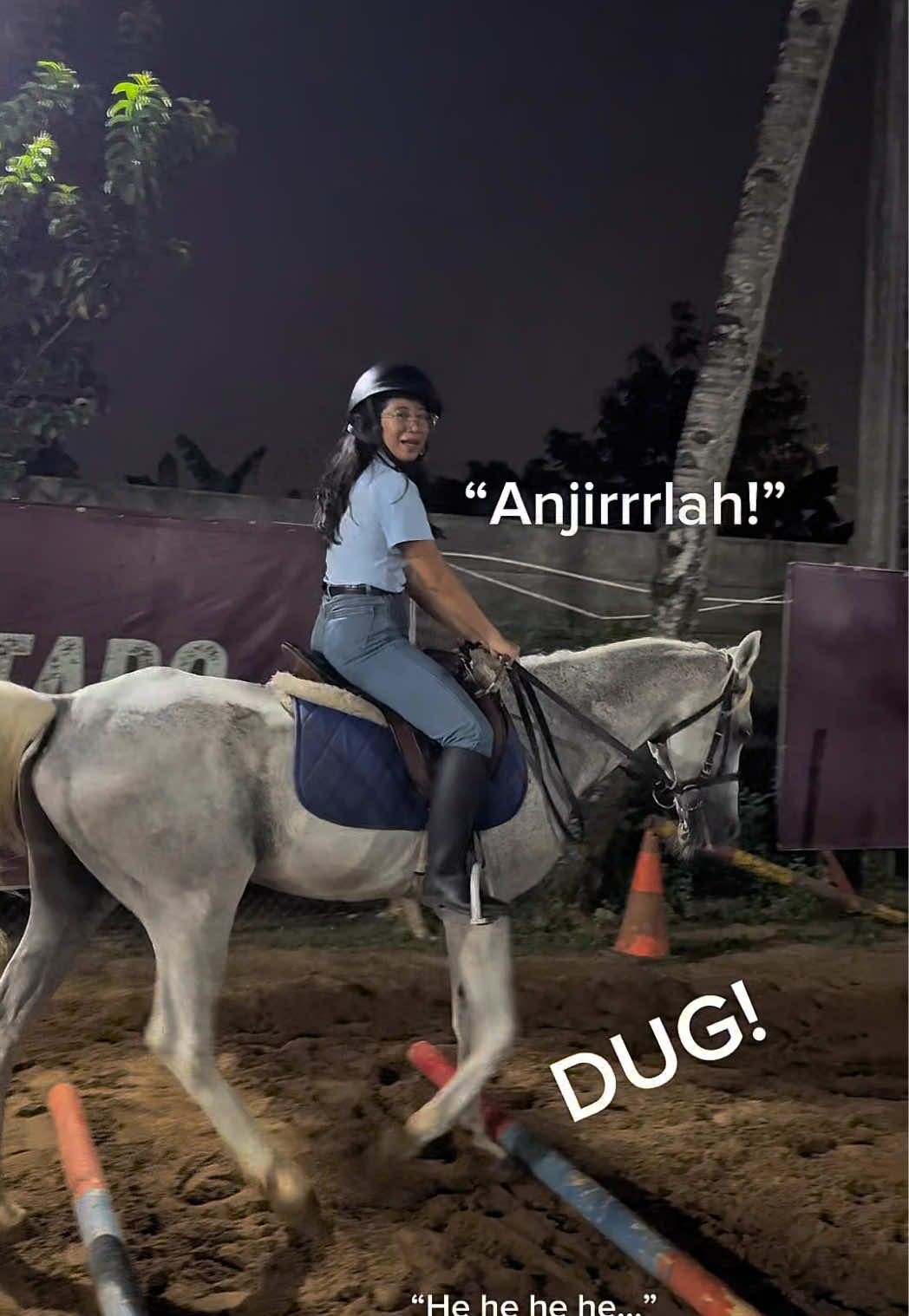 Helm sampe miring2 udah bodo amat dah 🤣 Bahkan kudanya cape, guenya ngga ngerti2 🤣 #berkuda #berkudaindonesia #horseriding 