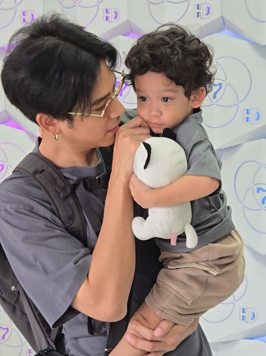 ขอจุ่มแก้มพี่โฮมส์โหน่อย 👼 ได้เจอตัวจริงแล้ว...น่ารักม๊าก คถ.นะศรัณย์ เป็น FC น้องโฮมส์นะ🥰 #พอร์ชศรัณย์ #porshesaran #holmescherphat 