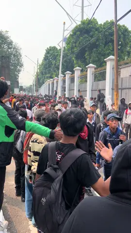 Liat temen temen stm yg semangatnya tinggi buat ngebela keadilan,ingatt musuh kita bukan polisi tapi tikus tikus yang ada didalem gedung dpr #demo #DPRRI #dpr #fypシ゚viral #fyp 