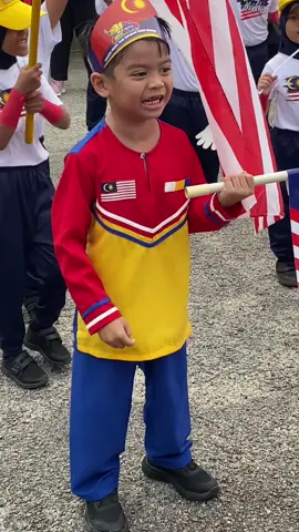 semangat patriotik ke tengah lepas marah ni dik? nak marah sape la tu agaknya 🤣 #perbarisankemerdekan2025#tadikaperpaduan#fypmalaysia🇲🇾#pahang#merdeka#patriotik