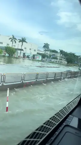 Do ảnh hưởng vở đê hà Tân hà trung ae đi qua đoạn hà trung trên quốc lộ1a chú ý cẩn thận nhé#bãolụtmiềntrung #baokajiki #thanhhoa #hatrung 