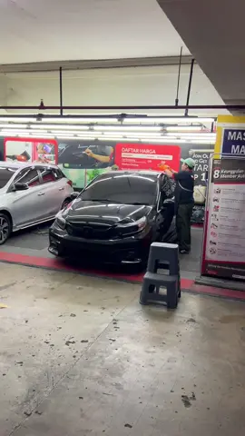 Nah kalo gini kan enak, bisa sambil full aktivitas di mall mobil ditinggal pas balik lagi udah auto kinclongg sampe bisa ngacaa 🤩 #Autogalze #PolesMobil #AutoGlazzeExpress #CarGrooming 