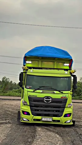 Kiw kiww🤩@Rudi Hartono Sihombing  @Lincah Variasi jambi @@ngadoankgarage87 #fyp #masukberandafyp #hino500 #hinomodifikasi #hinoganteng #trukjambi 