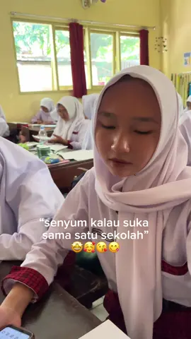 “senyum kalo suka sama temen sekolah”#gamautauharusfyp #skasa #jointrend #moots? #xpm1 