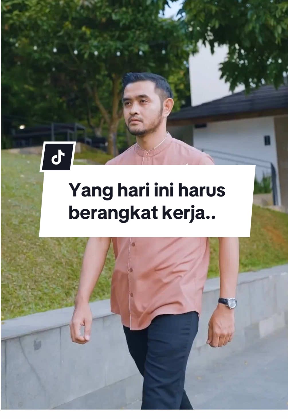 Yang hari ini masih harus berangkat kerja, semoga Allah lapangkan rezekinya dan selalu diberi kesehatan Semangaatt mencari rezeki Bro, jangan lupa pakai pakaian dengan kenyaman extra buat ngantor 😎 Koko Narendra bisa jadi pilihannya ✅ Checkout dari sekarang! . . #elrasheed #muslimwear #kokonarendra #narendrakoko #kokoadem    