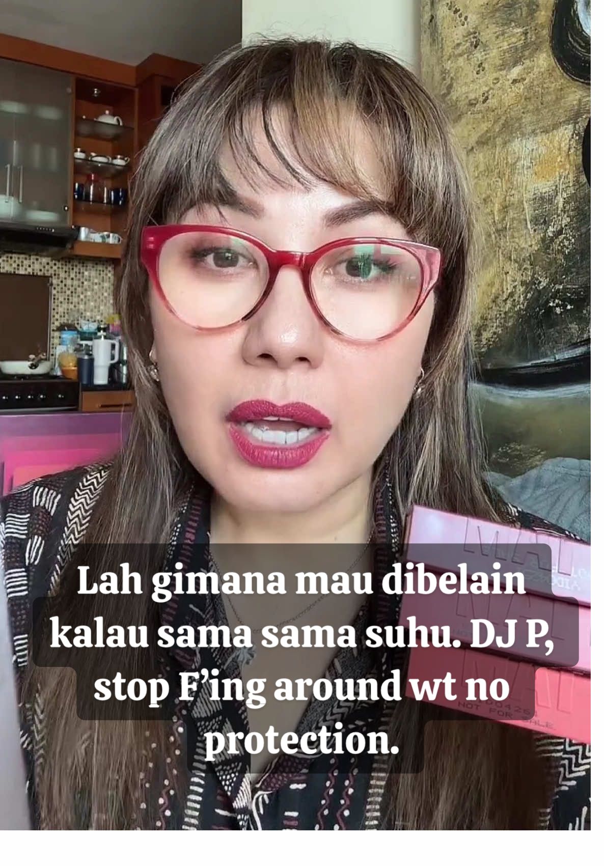 OMG 😱 ini tuh bener2 berita ngga bermutu sama sekali… Buat mama papa Dj P, sayang bgt loh anak kalian berbobot musikalitasnya tp knp “ceroboh” sekali?? Ngga takut kena penyakit kah? Utk si C, maaf yah ngga bisa Mamsky bela.  Kamu yg dateng, kamu yg enak2 tanpa paksaan, sudah dapat uang & ttd , kamu yg hamidun, km yg nanya utk menggugurkan juga.   Kamu itu suhu. Ngga bisa dibela lagi.  Mamsky nyerah! #emmawarokka #emmania #woman #kasusdjpanda 