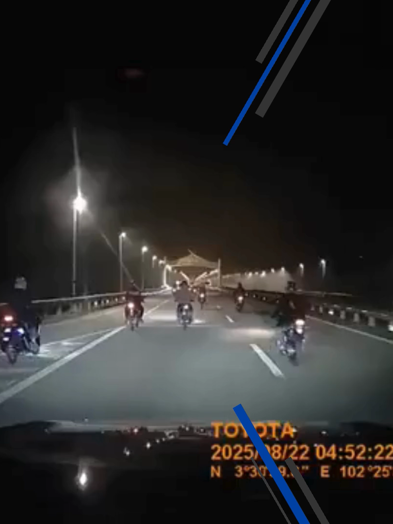 Peringatan keras: lumba haram di jalan raya boleh meragut nyawa. Kesedaran, berhati-hati, dan dashcam boleh menyelamatkan. Keselamatan jalan raya bukan pilihan, ia penyelamat nyawa. #KeselamatanJalanRaya #NyawaDiselamatkan #DashcamWira #KesedaranJalanRaya #PanduBerhatiHati #foryoupage❤️❤️ #fypシ゚