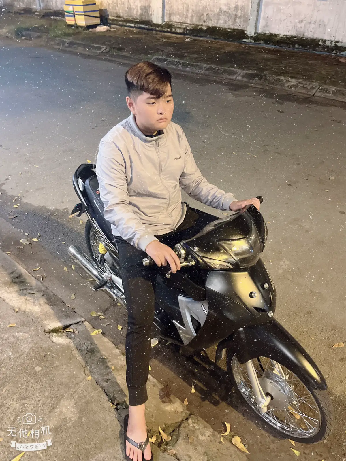 Từ ngày em bước đến như là một tia ánh sáng chiếu vào anh. Từ một người cọc cằn như anh thì em đã biến anh thành nhẹ nhàng với em, với em thì anh sẽ chịu đau khổ hay bị gì cũng được. Anh thương em, thương luôn cả khi mặt em không son phấn, thương em mỗi khi khóc lớn lên, thương em khi em giận anh. Bên em anh cảm giác như được xoa dịu trái tim và vết thương, anh chỉ muốn được ôm em mỗi khi anh mệt mỏi hay bất cứ gì đó và sẽ được em ôm vào lòng, anh sẽ khóc thật to, nói ra những gì anh đã chịu. Lần này anh chọn đúng người ròi!❤️