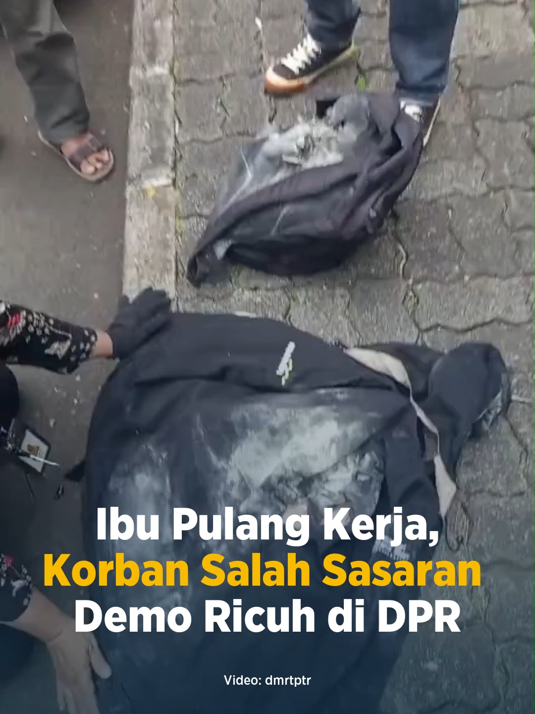 salah sasaranSebuah video viral di media sosial memperlihatkan momen pilu seorang ibu yang menjadi korban salah sasaran saat aksi demo ricuh di depan Gedung DPR RI, Senin (25/8/2025). Tampak seorang ibu berbaju batik hitam menangis histeris di tengah jalan. Ia merintih kesakitan sambil mengeluhkan punggungnya yang terasa panas, sekaligus meratapi laptop miliknya yang hancur. Menurut keterangan unggahan, ibu tersebut baru saja pulang kerja dan tidak sengaja melintas di lokasi kerusuhan. Diduga ia terkena tembakan gas air mata hingga terjatuh. Beruntung, sejumlah warga dan petugas keamanan segera memberikan pertolongan dengan menggotongnya ke tepi jalan. Sang anak, melalui akun TikTok @pis07, mengucapkan rasa terima kasih kepada warganet yang telah memberikan perhatian dan doa. “Alhamdulillah mamaku sudah perlahan membaik. Terima kasih untuk semuanya yang sudah perhatian,” tulisnya. . #KORBANSALAHSASARAN #demoricuh #demodpr #ibuibu #beritaviral #tiktokberita