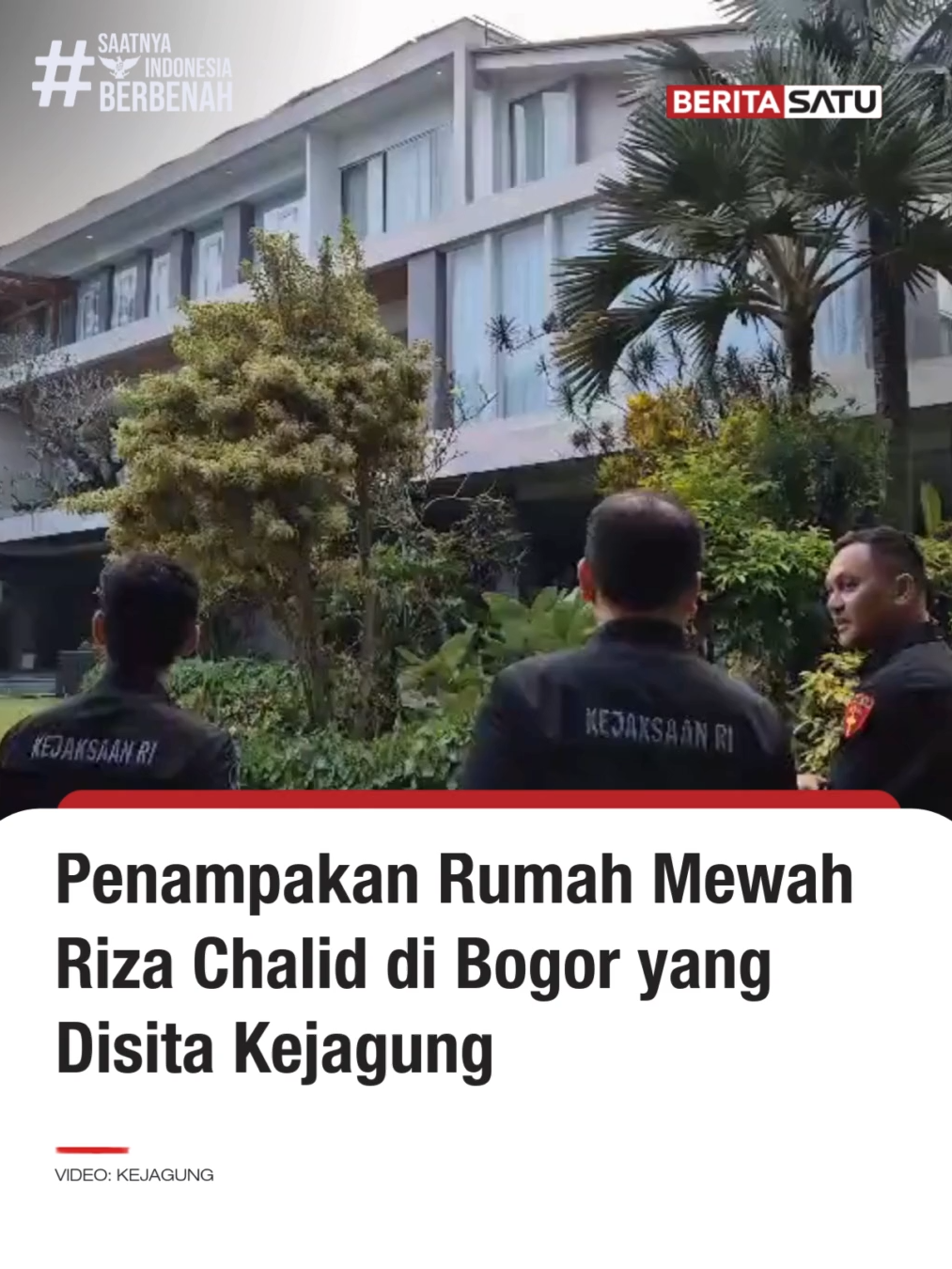 Kejagung kembali menyita aset terkait pengusaha Mohammad Riza Chalid dalam penyidikan kasus dugaan korupsi tata kelola minyak mentah dan produk kilang serta tindak pidana pencucian uang (TPPU). Aset yang disita berupa rumah mewah dan sebidang tanah. Aset ini terletak di Perumahan Rancamaya Golf Estate, Bogor, Jawa Barat dengan luas sekitar 6.500 meter persegi, terdiri dari tiga sertifikat.   Ikuti berita selengkapnya di Beritasatu TV, BeritaSatu.com, & YouTube BeritaSatu! #RizaChalid #RumahMewah #Kejagung #SaatnyaIndonesiaBerbenah #BeritaSatu